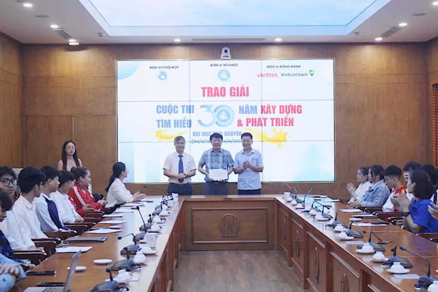 BTC trao giải cho tập thể có nhiều thí sinh dự thi nhất.