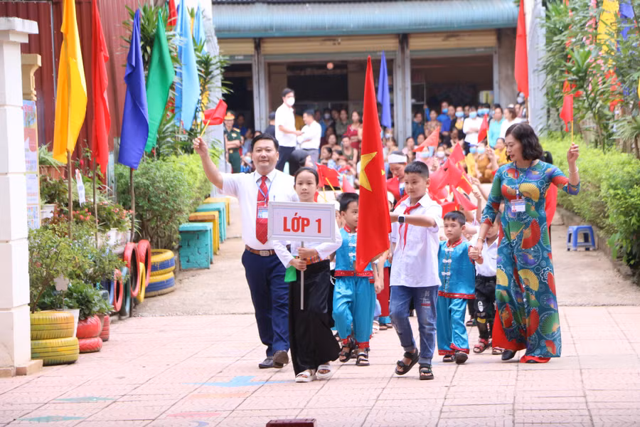 Ban giám hiệu nhà trường thực hiện nghi thức đón gần 30 em học sinh lớp 1 vào trường từ năm học 2022-2023.