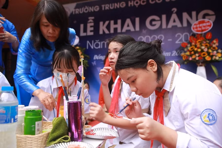 Các em được thỏa sức sáng tạo bên màu vẽ.