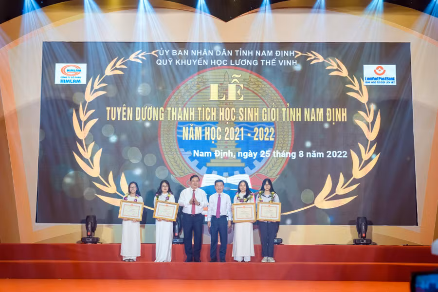 Lãnh đạo tỉnh Nam Định tặng thưởng cho học sinh đạt giải quốc gia, quốc tế trong năm học vừa qua.