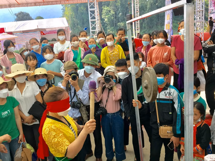 Phần thi bịt mắt đánh chiêng.