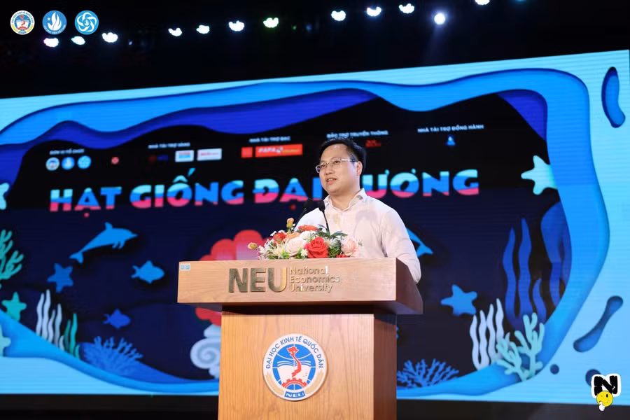 Phó Chủ tịch Trung ương Hội Sinh viên Việt Nam Trần Quang Hưng chúc mừng 60 sinh viên của Trường ĐH Kinh tế quốc dân đạt danh hiệu "Sinh viên 5 tốt" năm học 2021-2022.