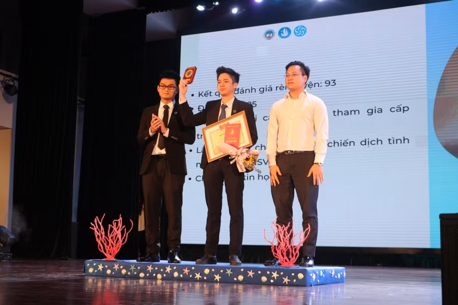 Nguyễn Hải Đăng (giữa) vinh dự được trao danh hiệu "Sao Tháng Giêng".