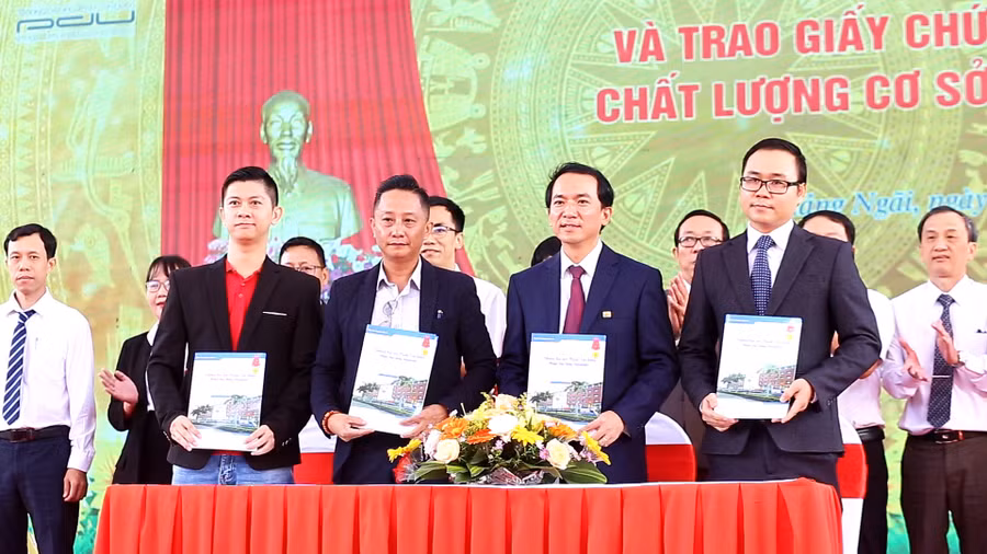 Trường ĐH Phạm Văn Đồng ký kết hợp tác với các doanh nghiệp.