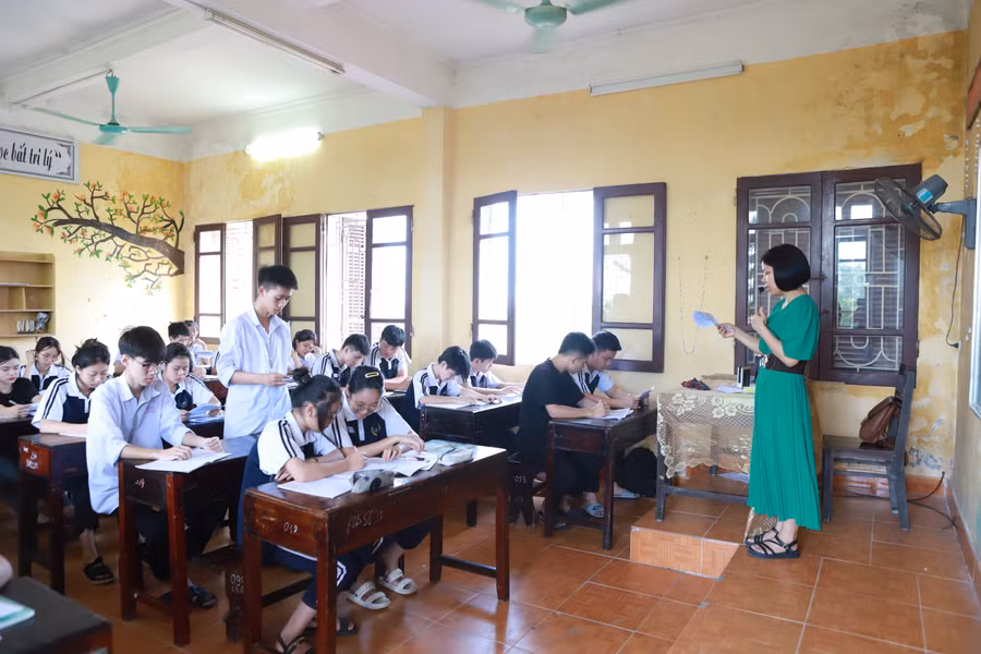 Cô trò lớp 12 Trường THPT Nguyễn Bính, huyện Vụ Bản đang tích cực ôn tập. Ảnh: Đình Tuệ. Cô trò lớp 12 Trường THPT Nguyễn Bính, huyện Vụ Bản đang tích cực ôn tập. Ảnh: Đình Tuệ.