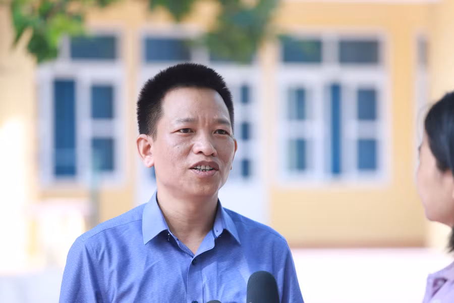 Thầy Trần Mạnh Chiến chia sẻ về chiến lược ôn tập cho học sinh lớp 12 của trường. Ảnh: Đình Tuệ. Thầy Trần Mạnh Chiến chia sẻ về chiến lược ôn tập cho học sinh lớp 12 của trường. Ảnh: Đình Tuệ.