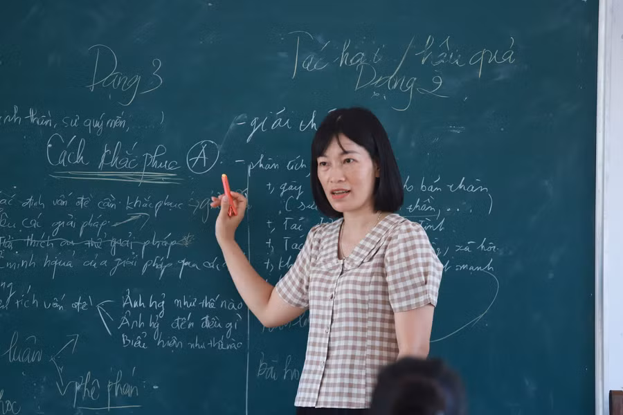 Cô Trần Thị Diệu Linh - giáo viên Ngữ văn của Trường THPT Nguyễn Du. Ảnh: Đình Tuệ. Cô Trần Thị Diệu Linh - giáo viên Ngữ văn của Trường THPT Nguyễn Du. Ảnh: Đình Tuệ.