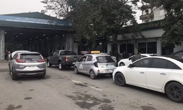 Ô tô hết hạn đăng kiểm đúng dịp nghỉ Tết, phải làm sao? ảnh 1 Lỡ hạn đăng kiểm, đừng dại mà mượn tem ra đường dịp Tết