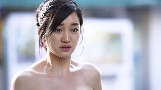 Mới về nhà chồng được nửa ngày, cô dâu mới phải kéo va li đi ngay trong đêm