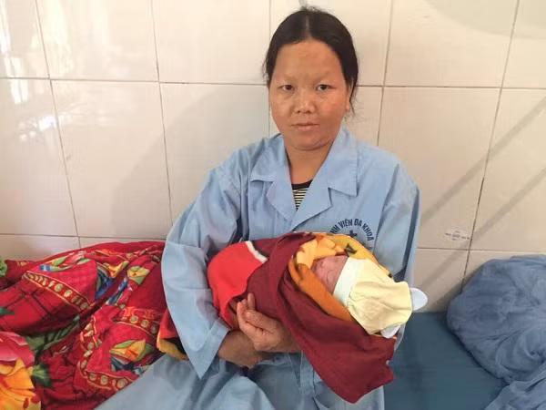 Bị ngã xuống vực, sản phụ sinh con nặng 3kg ngay dưới khe núi ảnh 5 bi nga xuong vuc khi chong dua di de, san phu sinh con nang 3kg ngay duoi khe nui - 5