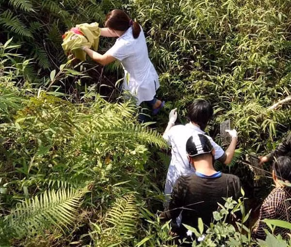 Bị ngã xuống vực, sản phụ sinh con nặng 3kg ngay dưới khe núi ảnh 2 bi nga xuong vuc khi chong dua di de, san phu sinh con nang 3kg ngay duoi khe nui - 2