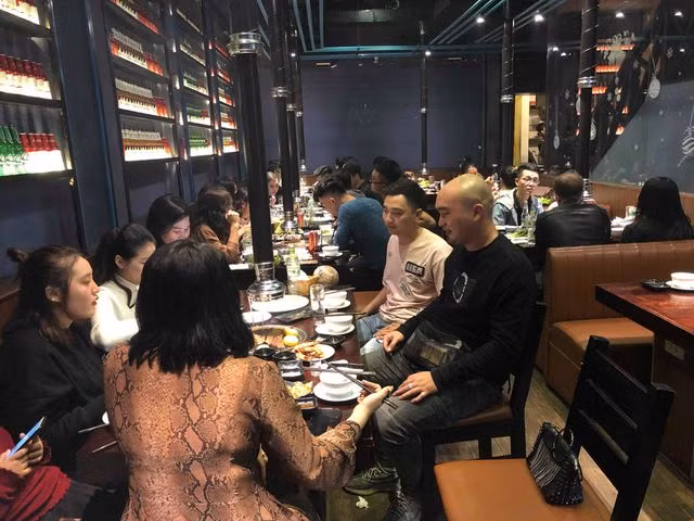 Người người đi ăn tất niên, hàng lẩu nướng, quán cà phê thu tiền sướng tay - 1