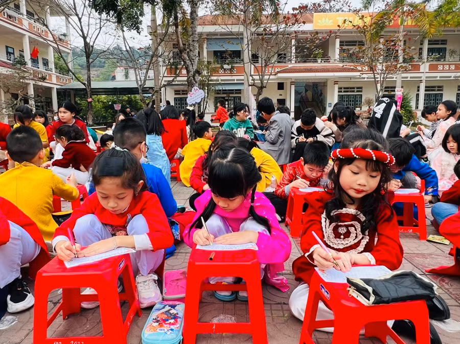 Học sinh trường Tiểu học Hoàng Văn Thụ trong hoạt động “Bí mật đêm giao thừa”.