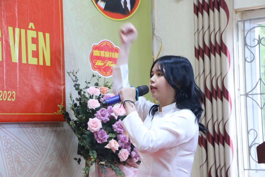 Đảng viên trẻ bày tỏ quyết tâm nỗ lực, phấn đấu trong các mặt hoạt động để xứng đáng khi được kết nạp Đảng. Đảng viên trẻ bày tỏ quyết tâm nỗ lực, phấn đấu trong các mặt hoạt động để xứng đáng khi được kết nạp Đảng.