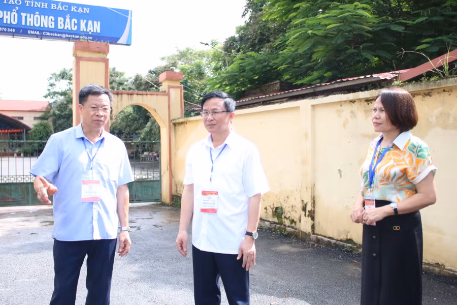 Ban chỉ đạo Kỳ thi tốt nghiệp THPT 2024 kiểm tra công tác thi tại điểm thi trường THPT Bắc Kạn.