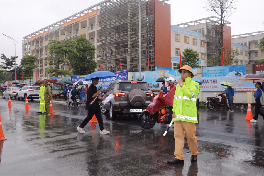 Lực lượng CSGT phân luồng tại điểm thi trường THPT Chuyên Thái Nguyên.
