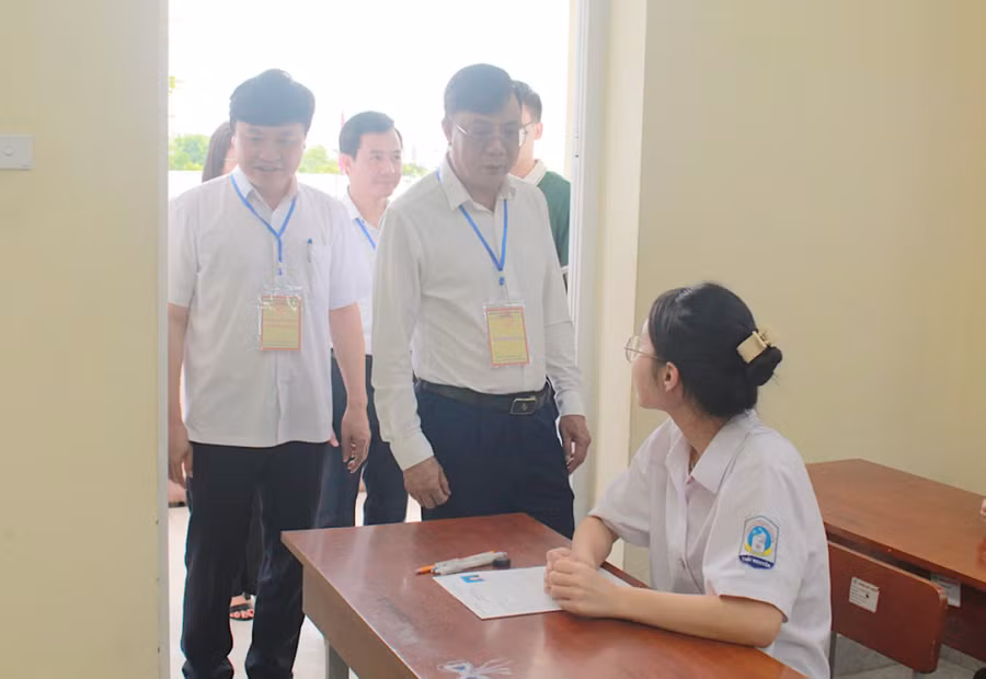 Phó chủ tịch Thường trực UBND tỉnh Thái Nguyên Đặng Xuân Trường động viên thí sinh tại điểm thi trường THPT Chuyên Thái Nguyên.