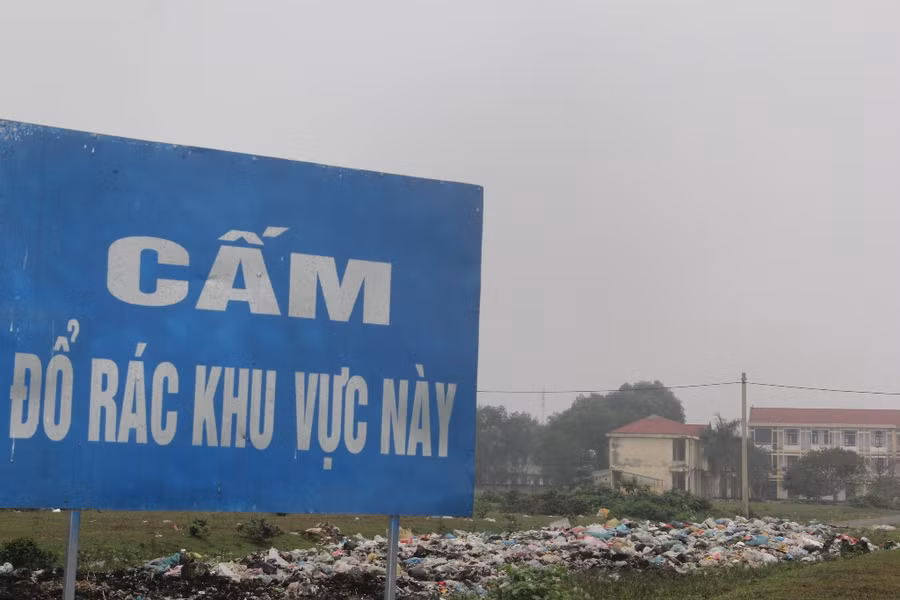 Hà Tĩnh: Khu tái định cư “biến” thành bãi rác