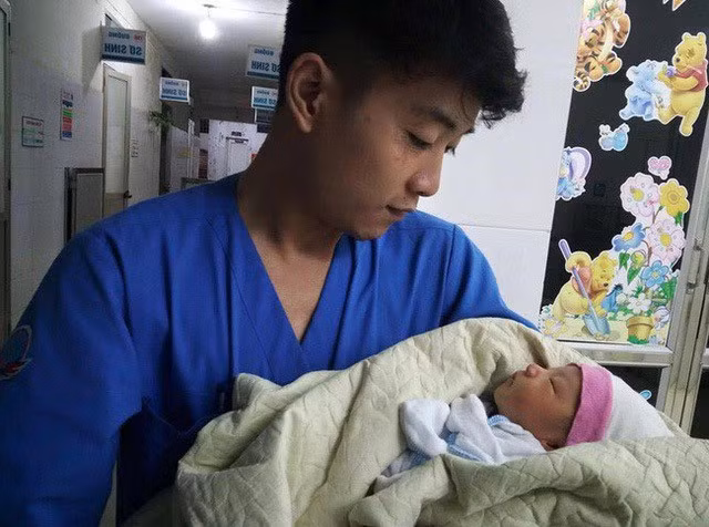 Người phát hiện bé trai sơ sinh trong thùng rác giữa trời mưa lớn: Suýt chút nữa là thằng bé bị chôn sống rồi-2