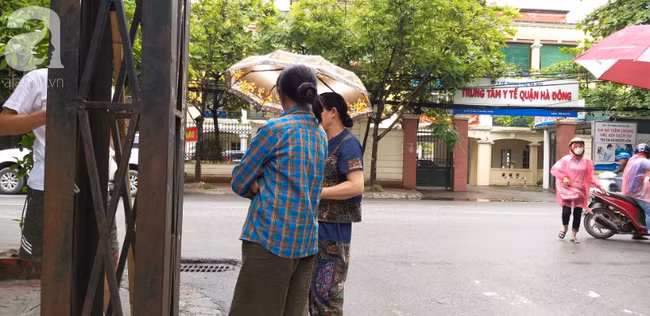Người phát hiện bé trai sơ sinh trong thùng rác giữa trời mưa lớn: Suýt chút nữa là thằng bé bị chôn sống rồi-8