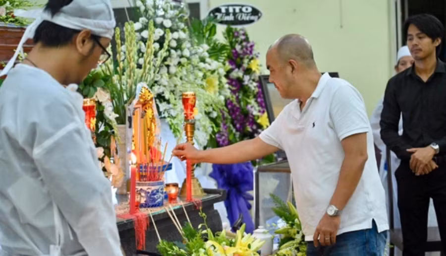 các nghệ sỹ tp.hcm đến thắp hương tiễn biệt cố nghệ sỹ lê bình