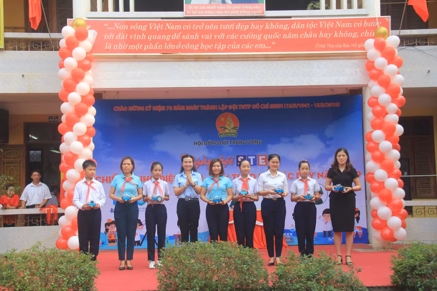 Thầy trò các trường đón nhận phần quà do gia đình Đại tướng Võ Nguyên Giáp gửi tặng.