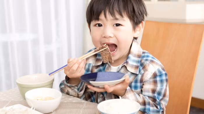 sai lam cuc lon cua cha me cam con an bim bim banh keo va uong nuoc ngot co ga 1