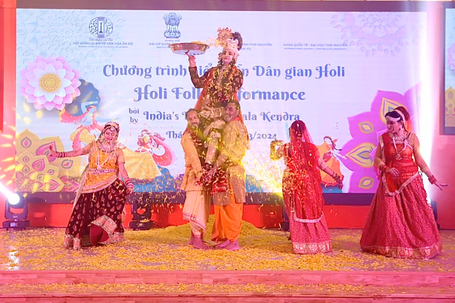 Một số tiết mục biểu diễn dân gian Holi trong chương trình.