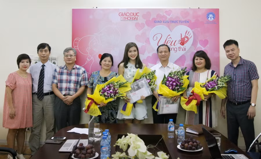  Hoa khôi Thu Hằng bật mí "YÊU THÔNG THÁI”