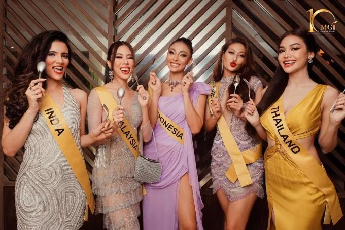 Đại diện Việt Nam không kém cạnh sắc vóc khi chụp cùng những thí sinh thuộc khu vực châu Á.