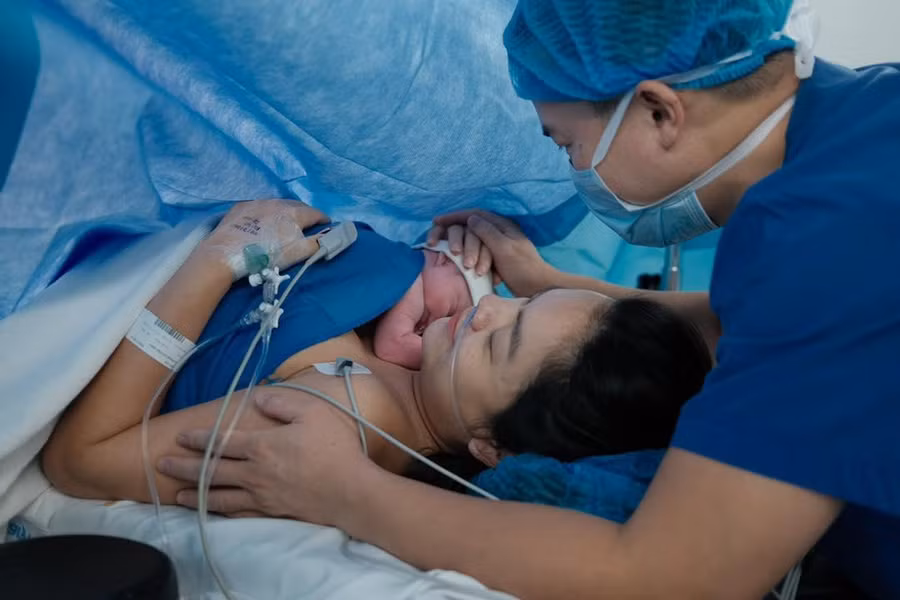 Phạm Quỳnh Anh da kề da với con gái sơ sinh.