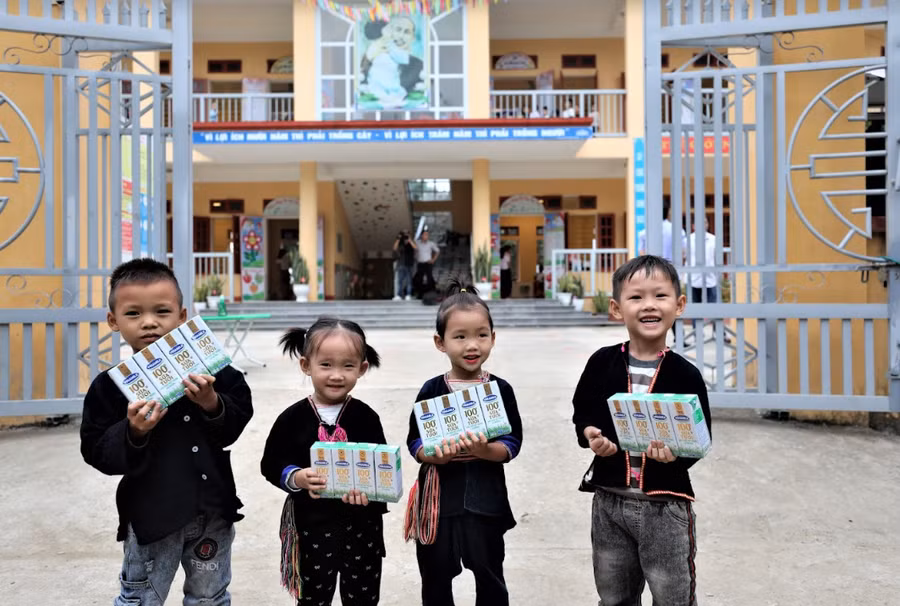 Gần nửa triệu em nhỏ tại các mái ấm, trung tâm bảo trợ xã hội… đã được thụ hưởng chương trình Quỹ sữa Vươn cao Việt Nam suốt 15 năm qua.
