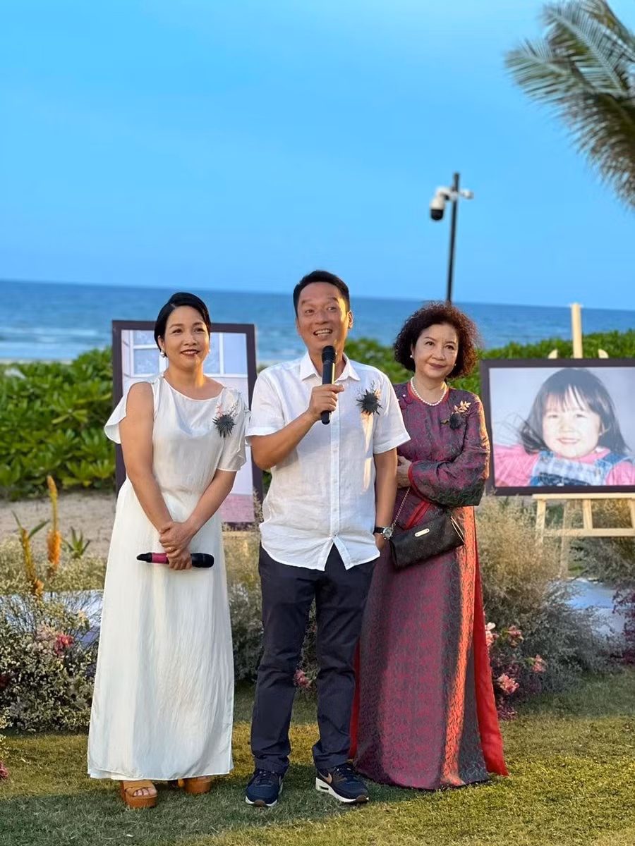 Diva Mỹ Linh và Anh Quân thể hiện rõ niềm hạnh phúc trong ngày trọng đại của con gái cưng. Diva Mỹ Linh và Anh Quân thể hiện rõ niềm hạnh phúc trong ngày trọng đại của con gái cưng.