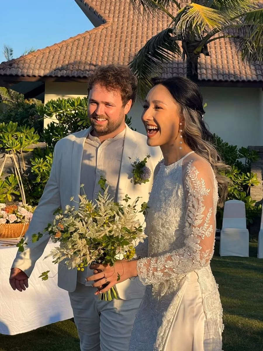 Trước khi đi đến quyết định hôn nhân, Anna Trương và Eric Derwallis đã có hơn 6 năm hẹn hò. Trước khi đi đến quyết định hôn nhân, Anna Trương và Eric Derwallis đã có hơn 6 năm hẹn hò.
