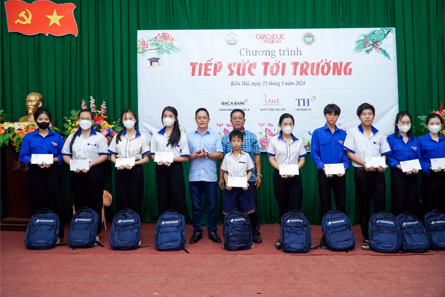 Ông Nguyễn Anh Tú, Phó trưởng CQTT Báo GĐ&amp;TĐ tại TPHCM (bên trái) và ông Nguyễn Chính Luận trao quà và học bổng cho các em học sinh. Ảnh: Mạnh Tùng.