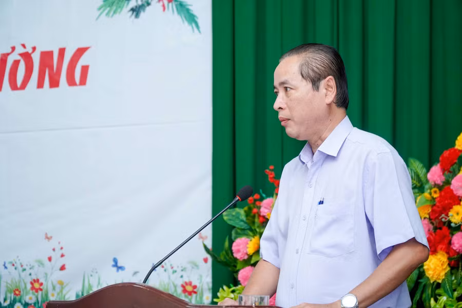 Phó Chủ tịch UBND huyện Kiên Hải Lê Minh Trị phát biểu tại chương trình “Tiếp sức đến trường”. Ảnh: Mạnh Tùng.