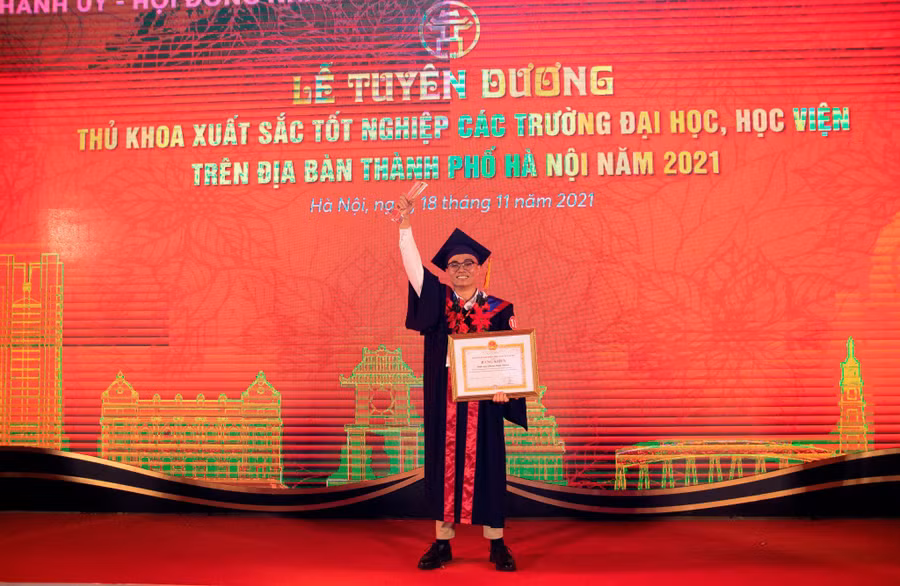Thủ khoa tốt nghiệp xuất sắc trường Đại học Bách khoa Hà Nội năm 2021 Phạm Đình Dương. Ảnh: NVCC.