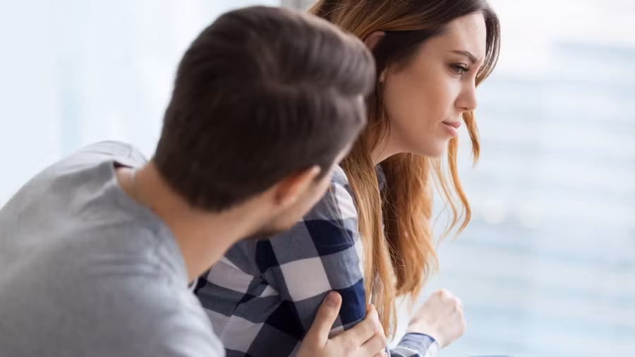 Đối tác của bạn có thể làm bạn ngạc nhiên với đồ lót hoặc quần áo mới. (Ảnh: ITN).