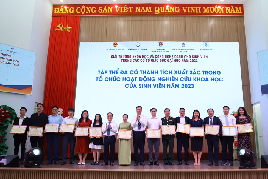 Thứ trưởng Bộ GD&amp;ĐT Nguyễn Văn Phúc trao giấy khen cho các tập thể có thành tích xuất sắc trong tổ chức hoạt động NCKH.