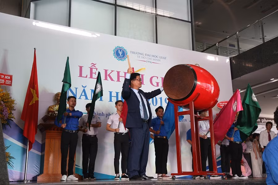 PGS.TS Trần Hoàng Hải- Phó hiệu trưởng phụ trách nhà trường đánh trống khai giảng năm học mới