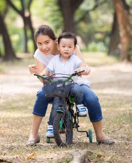 Khi bé sợ đạp xe, mẹ nên khuyến khích và tạo động lực cho con. nhung-meo-don-gian-tao-dong-luc-cho-con