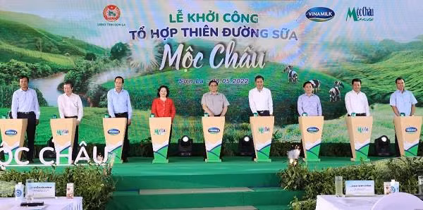 Bà Mai Kiều Liên (áo đỏ) tại sự kiện Khởi công Tổ hợp Thiên đường sữa Mộc Châu hồi tháng 5/2022.
