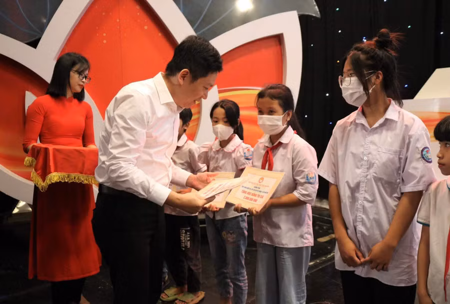 Công ty Núi Pháo trao học bổng cho học sinh có hoàn cảnh khó khăn.