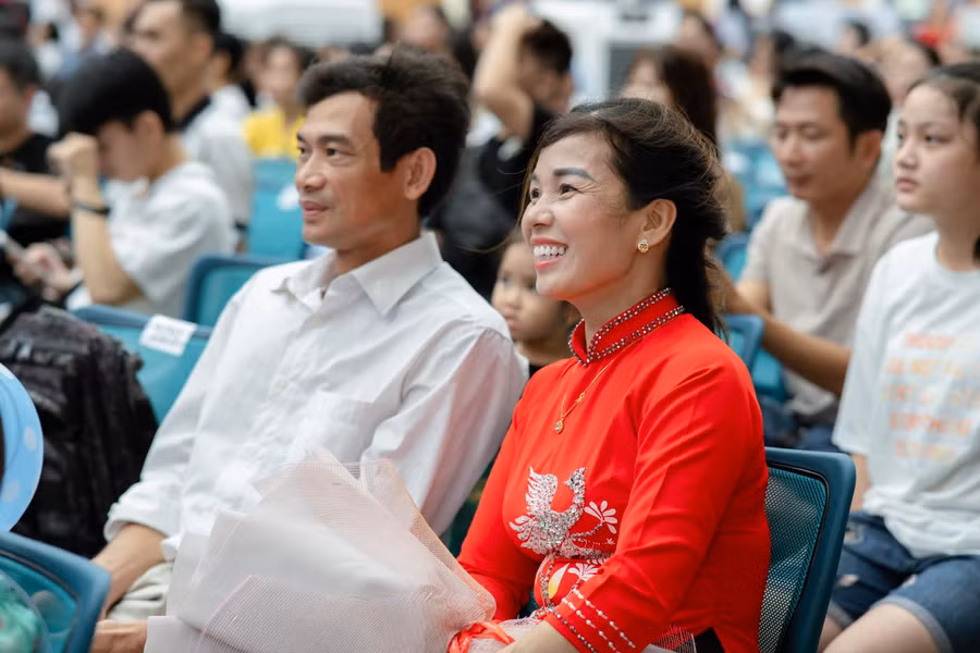 Phụ huynh cảm thấy hạnh phúc và tự hào khi có con học tại ICTU.