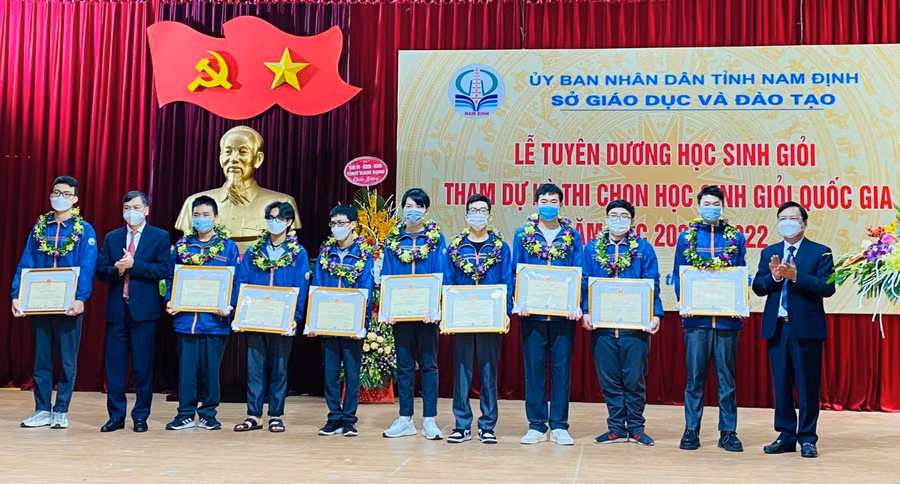 Tham dự lễ tuyên dương có Phó Chủ tịch UBND tỉnh Nam Định Trần Lê Đoài (thứ 2 từ trái sang) và Giám đốc Sở GD&ĐT Cao Xuân Hùng (bìa phải).