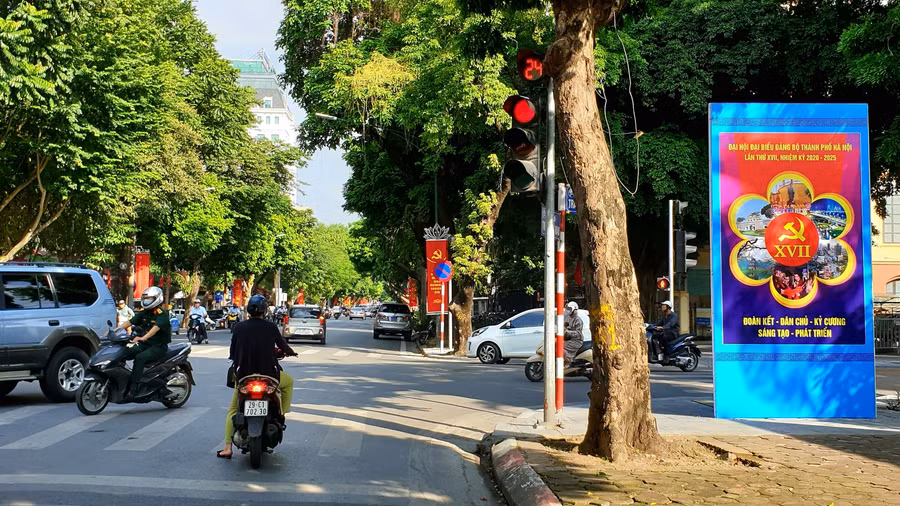 Hà Nội rực rỡ cờ hoa chào mừng Đại hội Đảng bộ thành phố lần thứ XVII ảnh 7