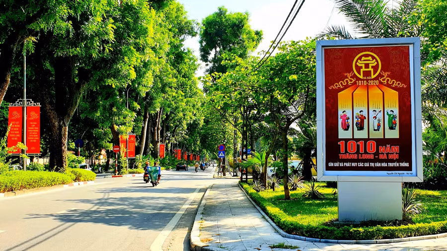 Cờ, biểu ngữ chào mừng Đại hội Đảng bộ thành phố lần thứ XVII, cùng pano quảng bá 1010 năm Thăng Long - Hà Nội khiến người dân thủ đô càng háo hức, tự hào khi Đại hội đến gần.