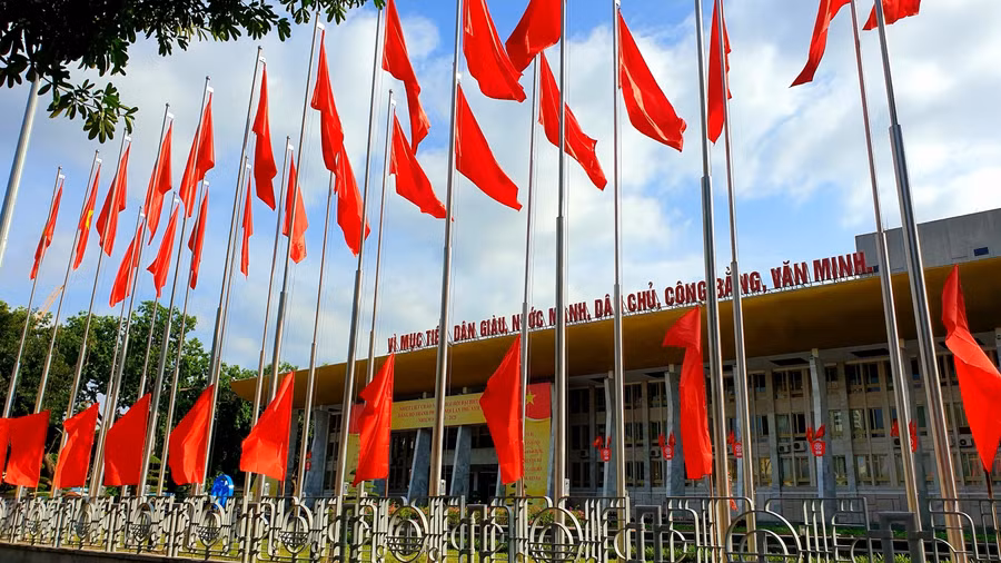 Hàng cờ trang nghiêm bên ngoài Cung Văn hóa hữu nghị Việt – Xô (nơi diễn ra đại hội).