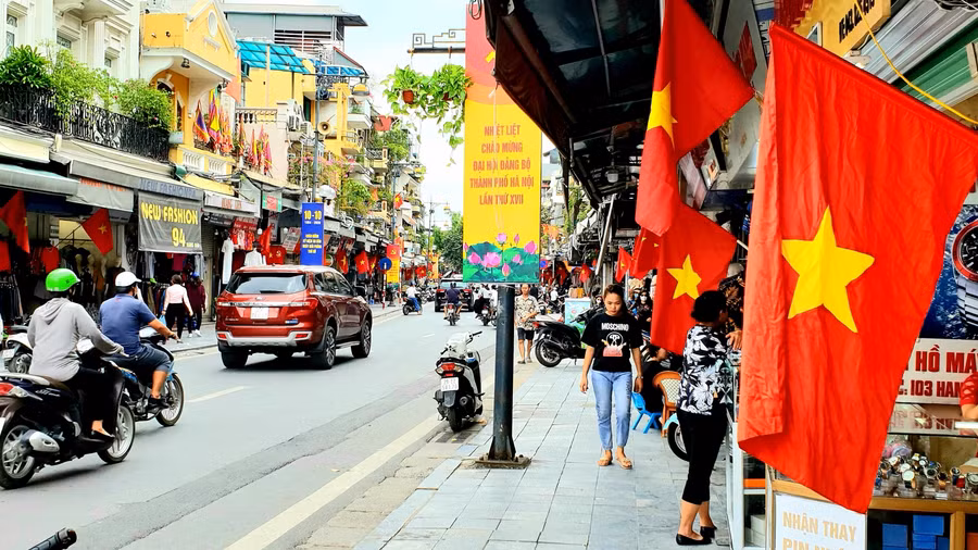 Sắc cờ đỏ sao vàng rợp trên các tuyến phố cổ...