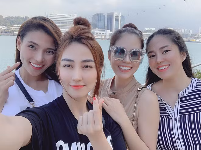 Ngoài ra, hội bạn của Ngân Khánh còn có Trang Nhung và Cao Thái Hà nhưng họ không có mặt trong chuyến đi này. Trên trang cá nhân của Ngân Khánh, nhiều độc giả khen ngợi nhan sắc của cô cũng như cả hội bạn thân, và cho biết rất hâm mộ 4 người đẹp. Tinh ban dep cua Ngan Khanh, Le Phuong va hoi ban than dien vien hinh anh 3